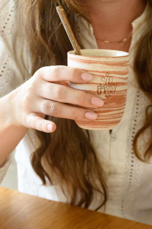 Tasse à café en terre mélée et reçyclée